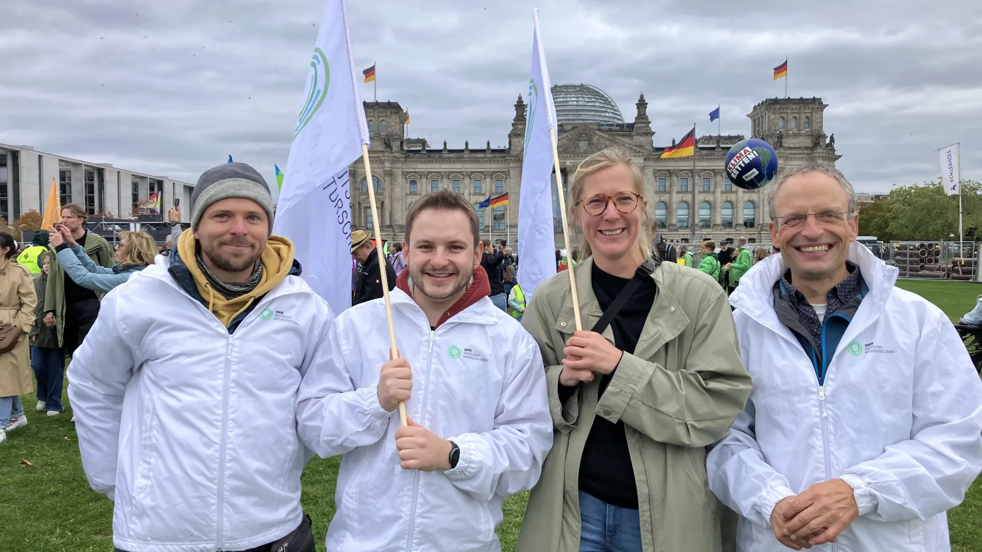 Vertreterinnen und Vertreter des Deutschen Naturschutzrings auf der Demonstration "Ausbauen statt Ausbremsen" am 9. Oktober in Berlin